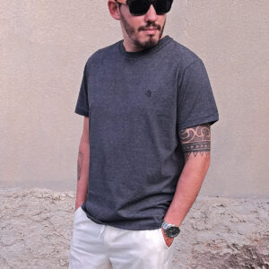 Camiseta cinza bordada